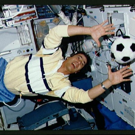 Le pilote John E. Blaha joue au football sur la navette Discovery, NASA 1989. Source : Flickr.